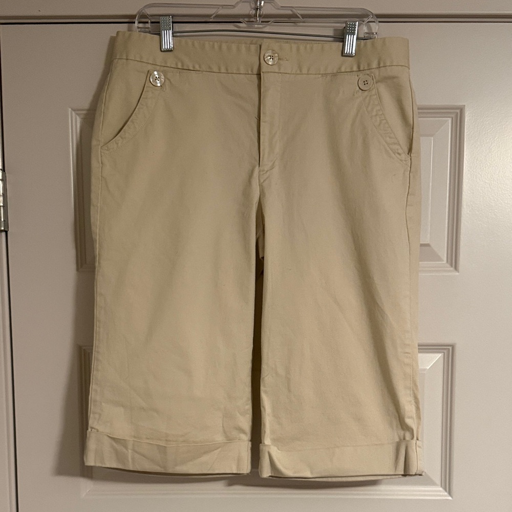 Dockers| Ideal Fit Cream Knee-Length Cuffed Shorts with Pockets